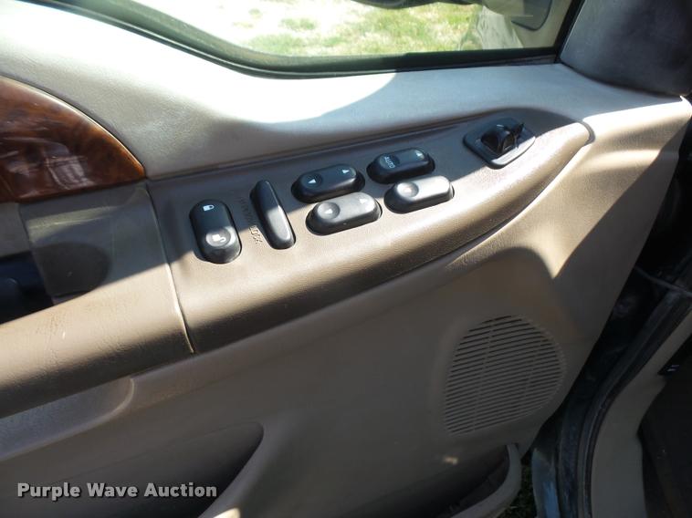 image for item DC5365 2003 Ford F350 Super Duty Crew Cab pickup truck