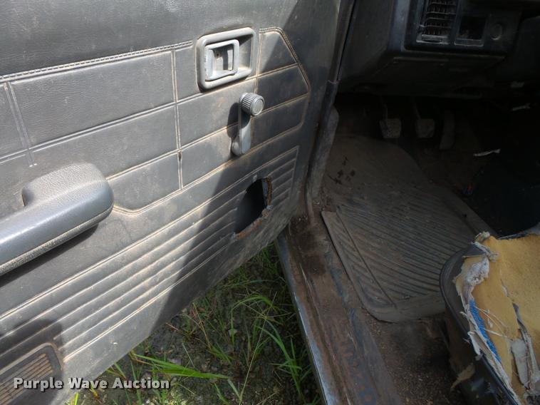 image for item DC5402 1993 Mazda B2200 pickup truck