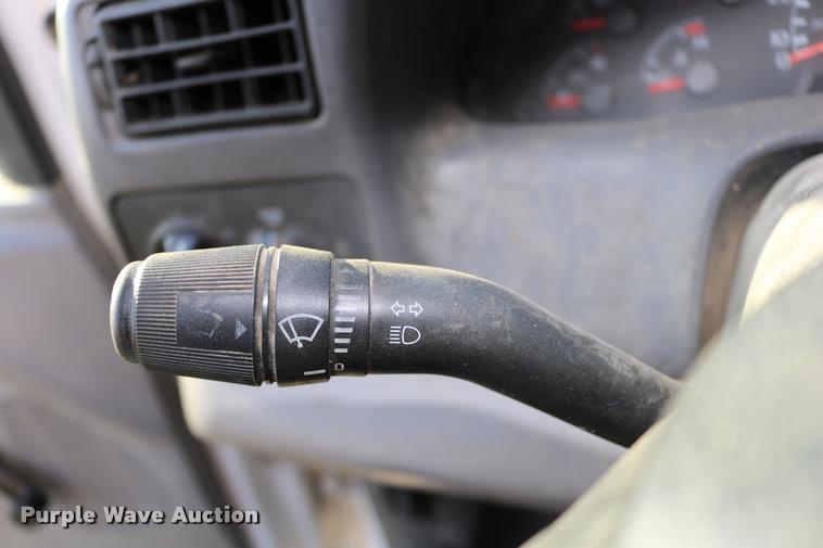 image for item DD0196 1999 Ford F350 Super Duty Crew Cab flatbed pickup truck