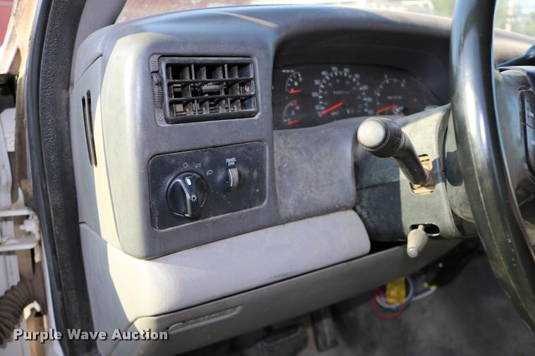 image for item DD0196 1999 Ford F350 Super Duty Crew Cab flatbed pickup truck