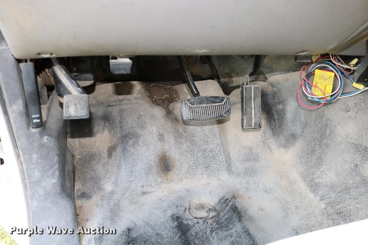 image for item DD0196 1999 Ford F350 Super Duty Crew Cab flatbed pickup truck