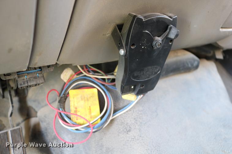 image for item DD0196 1999 Ford F350 Super Duty Crew Cab flatbed pickup truck