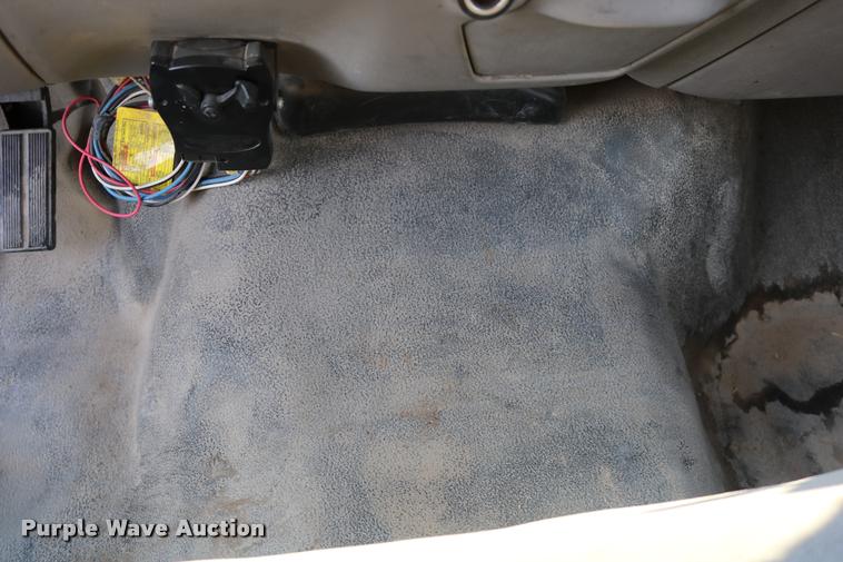 image for item DD0196 1999 Ford F350 Super Duty Crew Cab flatbed pickup truck