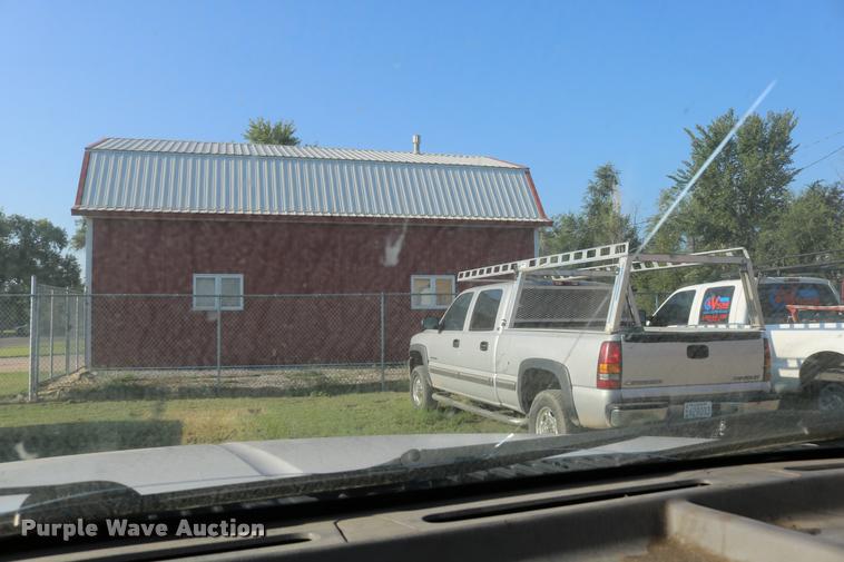 image for item DD0196 1999 Ford F350 Super Duty Crew Cab flatbed pickup truck