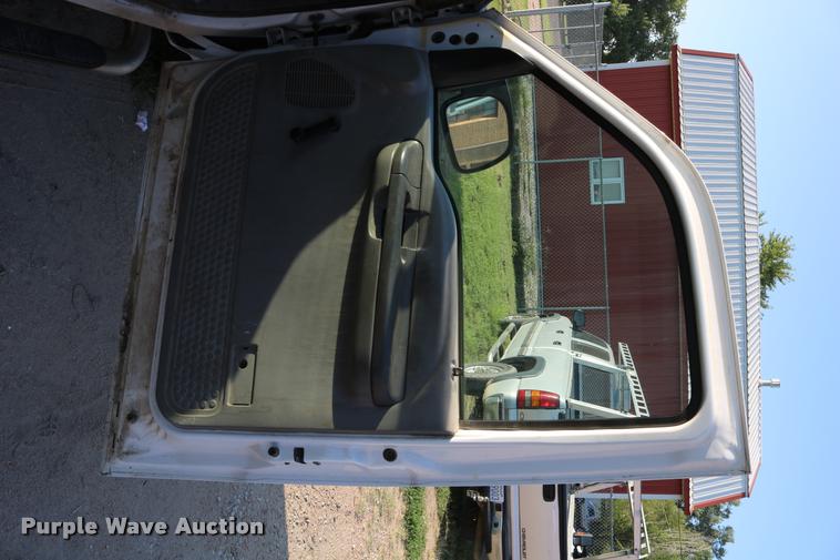 image for item DD0196 1999 Ford F350 Super Duty Crew Cab flatbed pickup truck