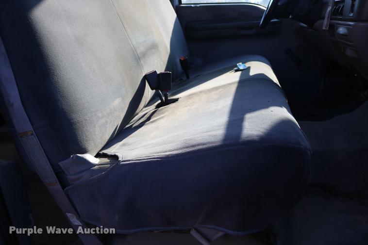 image for item DD0196 1999 Ford F350 Super Duty Crew Cab flatbed pickup truck