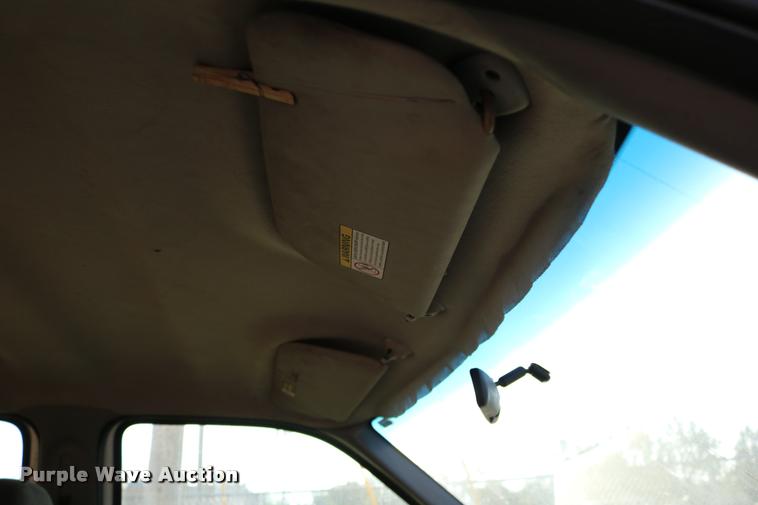 image for item DD0196 1999 Ford F350 Super Duty Crew Cab flatbed pickup truck