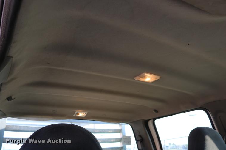 image for item DD0196 1999 Ford F350 Super Duty Crew Cab flatbed pickup truck