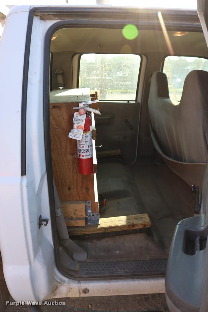 image for item DD0196 1999 Ford F350 Super Duty Crew Cab flatbed pickup truck