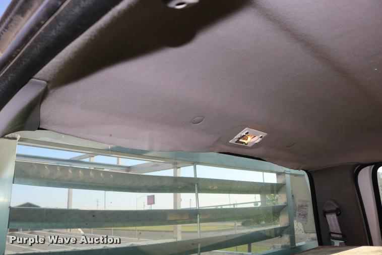 image for item DD0196 1999 Ford F350 Super Duty Crew Cab flatbed pickup truck