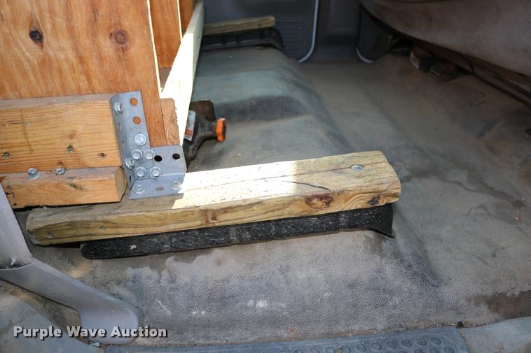 image for item DD0196 1999 Ford F350 Super Duty Crew Cab flatbed pickup truck