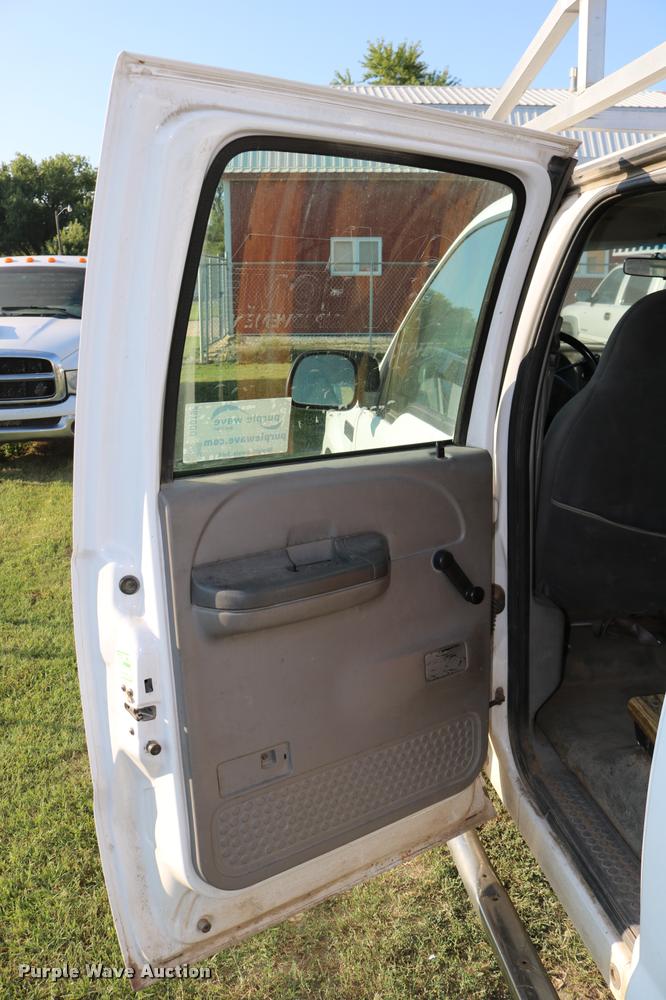 image for item DD0196 1999 Ford F350 Super Duty Crew Cab flatbed pickup truck