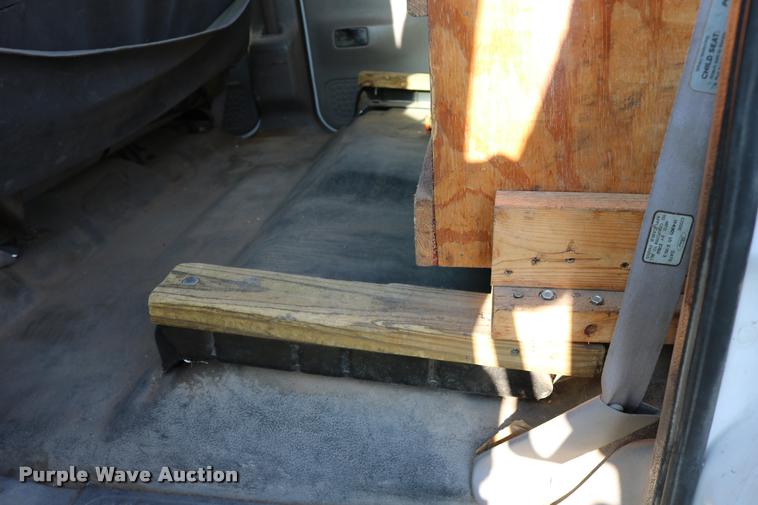 image for item DD0196 1999 Ford F350 Super Duty Crew Cab flatbed pickup truck