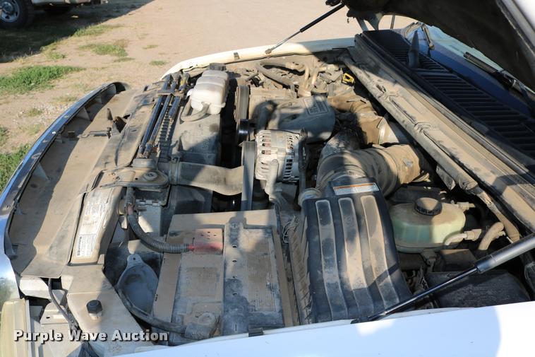 image for item DD0196 1999 Ford F350 Super Duty Crew Cab flatbed pickup truck