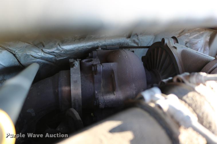 image for item DD0196 1999 Ford F350 Super Duty Crew Cab flatbed pickup truck