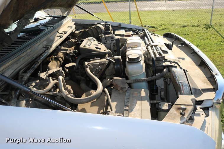 image for item DD0196 1999 Ford F350 Super Duty Crew Cab flatbed pickup truck