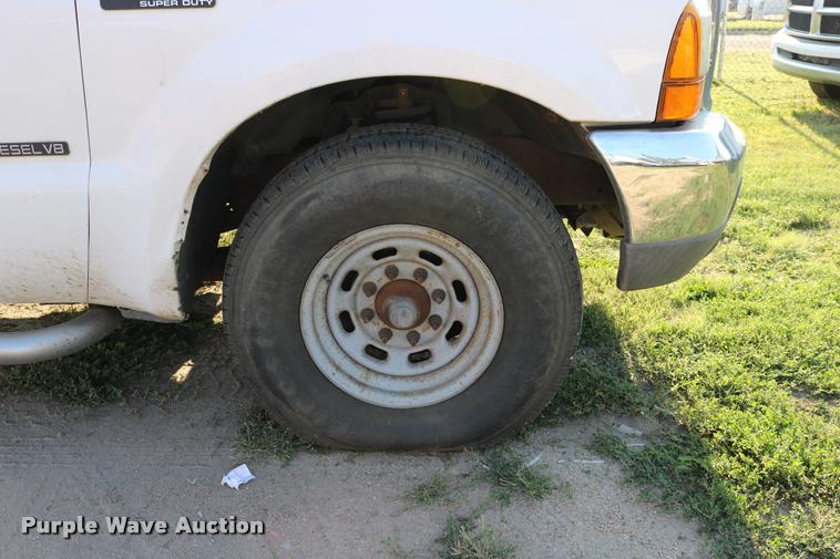 image for item DD0196 1999 Ford F350 Super Duty Crew Cab flatbed pickup truck