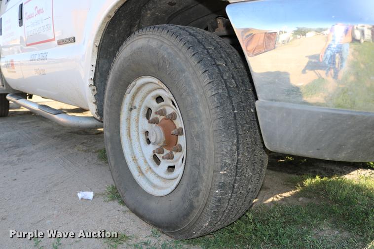 image for item DD0196 1999 Ford F350 Super Duty Crew Cab flatbed pickup truck