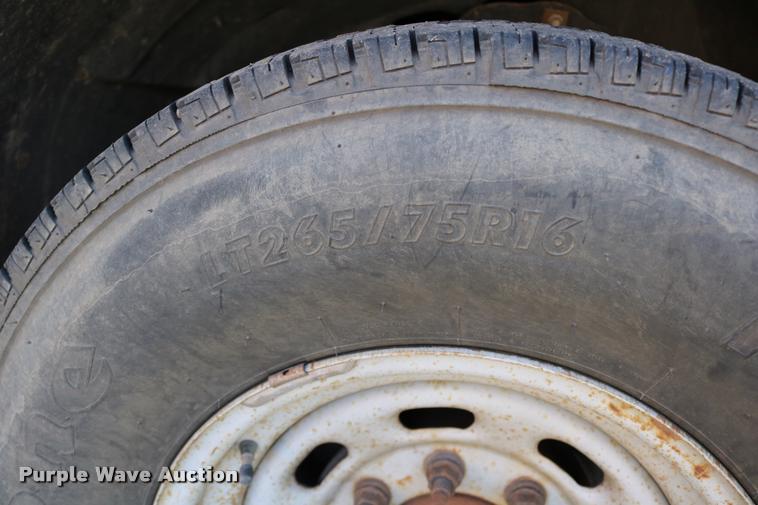 image for item DD0196 1999 Ford F350 Super Duty Crew Cab flatbed pickup truck