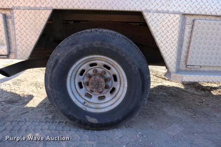 image for item DD0196 1999 Ford F350 Super Duty Crew Cab flatbed pickup truck