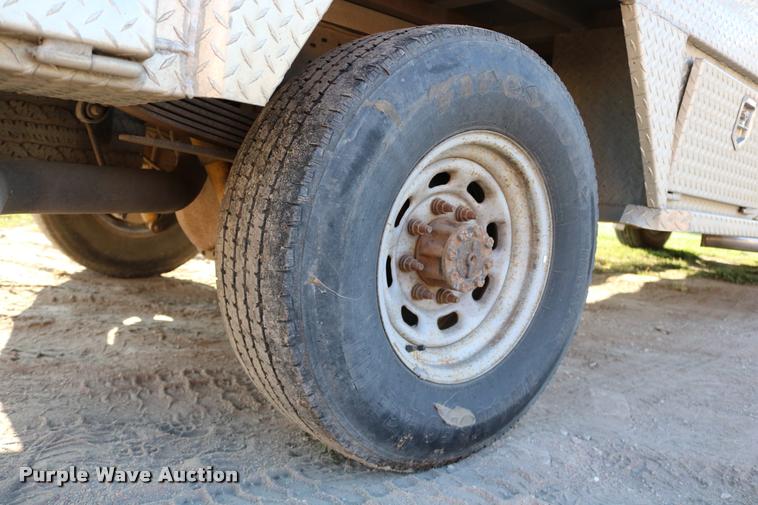 image for item DD0196 1999 Ford F350 Super Duty Crew Cab flatbed pickup truck