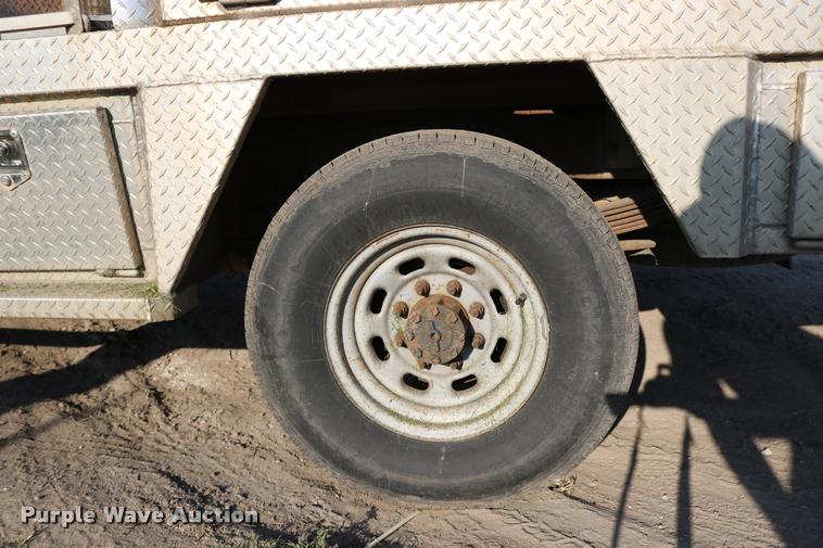 image for item DD0196 1999 Ford F350 Super Duty Crew Cab flatbed pickup truck