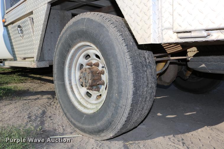 image for item DD0196 1999 Ford F350 Super Duty Crew Cab flatbed pickup truck