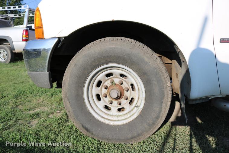 image for item DD0196 1999 Ford F350 Super Duty Crew Cab flatbed pickup truck