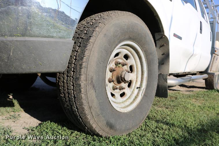 image for item DD0196 1999 Ford F350 Super Duty Crew Cab flatbed pickup truck