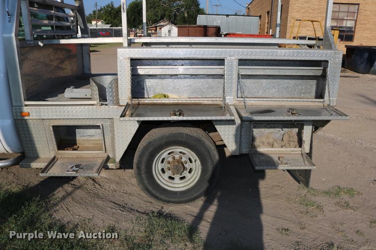 image for item DD0196 1999 Ford F350 Super Duty Crew Cab flatbed pickup truck