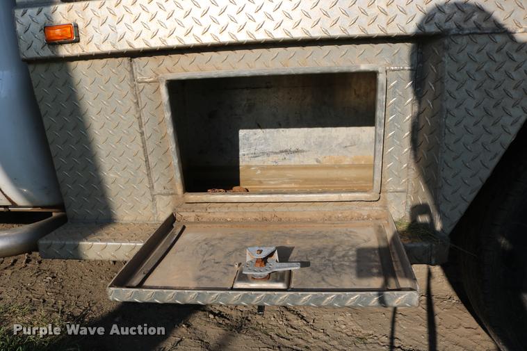 image for item DD0196 1999 Ford F350 Super Duty Crew Cab flatbed pickup truck