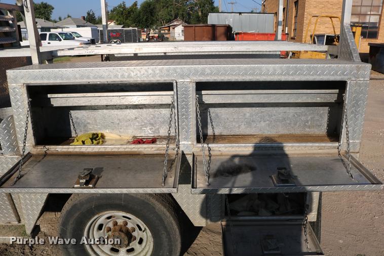 image for item DD0196 1999 Ford F350 Super Duty Crew Cab flatbed pickup truck