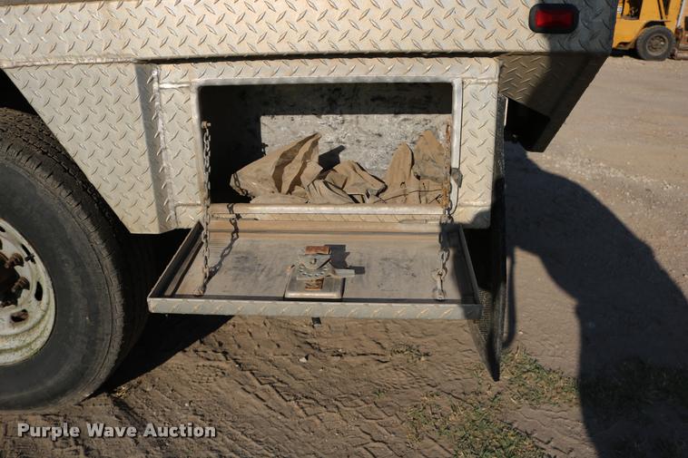 image for item DD0196 1999 Ford F350 Super Duty Crew Cab flatbed pickup truck