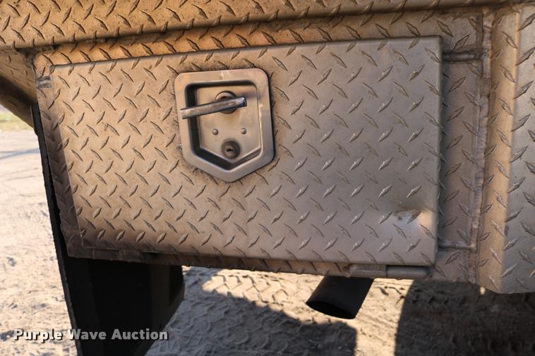 image for item DD0196 1999 Ford F350 Super Duty Crew Cab flatbed pickup truck