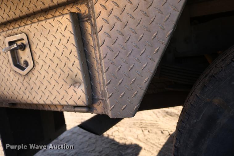 image for item DD0196 1999 Ford F350 Super Duty Crew Cab flatbed pickup truck