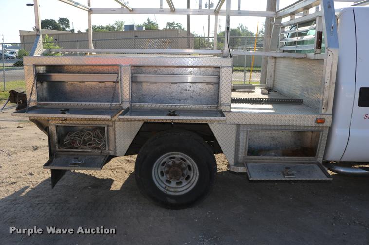 image for item DD0196 1999 Ford F350 Super Duty Crew Cab flatbed pickup truck