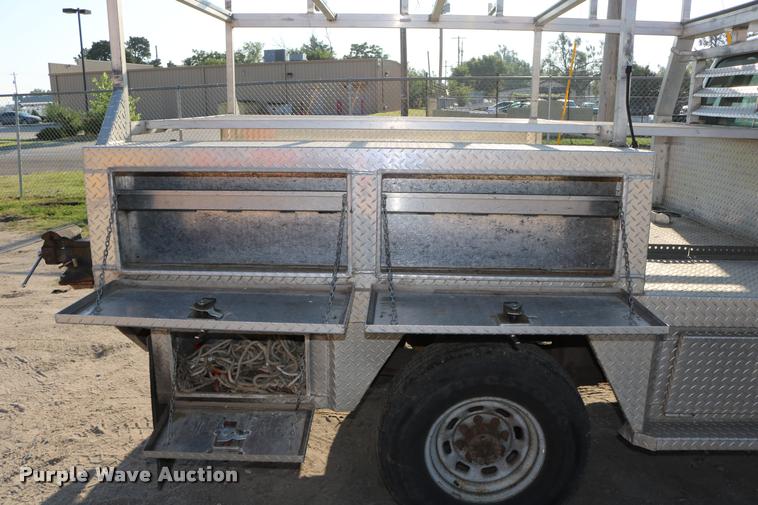 image for item DD0196 1999 Ford F350 Super Duty Crew Cab flatbed pickup truck