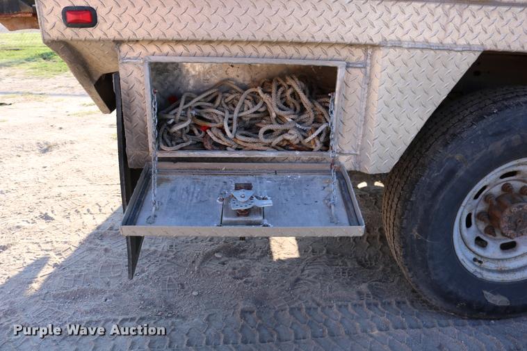 image for item DD0196 1999 Ford F350 Super Duty Crew Cab flatbed pickup truck