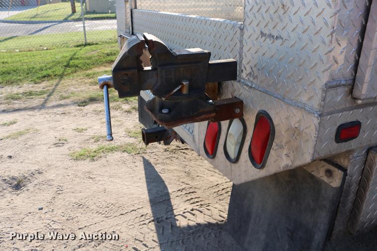 image for item DD0196 1999 Ford F350 Super Duty Crew Cab flatbed pickup truck