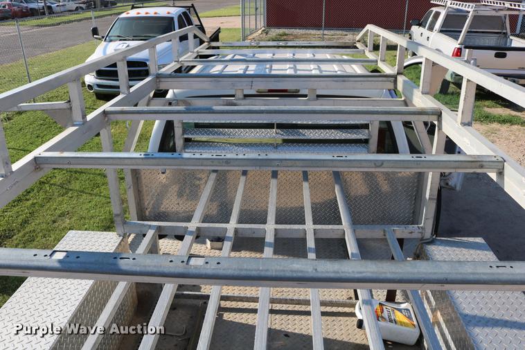 image for item DD0196 1999 Ford F350 Super Duty Crew Cab flatbed pickup truck