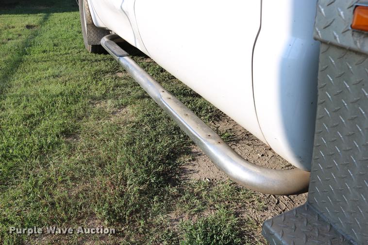 image for item DD0196 1999 Ford F350 Super Duty Crew Cab flatbed pickup truck