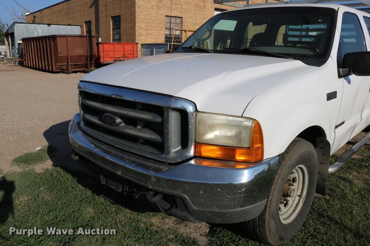 image for item DD0196 1999 Ford F350 Super Duty Crew Cab flatbed pickup truck