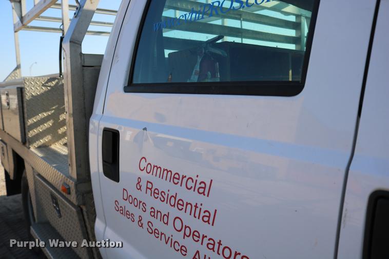 image for item DD0196 1999 Ford F350 Super Duty Crew Cab flatbed pickup truck