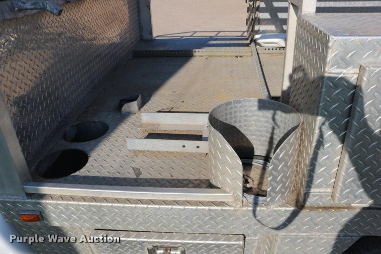 image for item DD0196 1999 Ford F350 Super Duty Crew Cab flatbed pickup truck