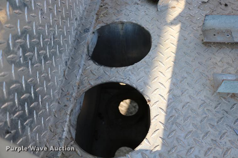 image for item DD0196 1999 Ford F350 Super Duty Crew Cab flatbed pickup truck