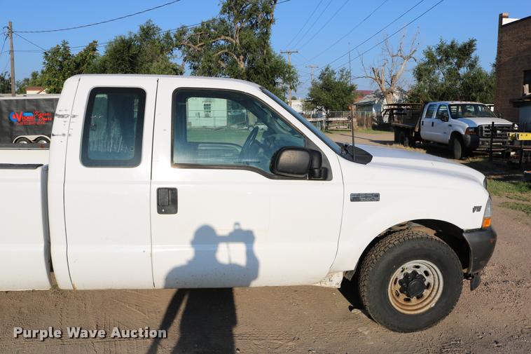 image for item DD0197 2002 Ford F250 Super Duty SuperCab pickup truck