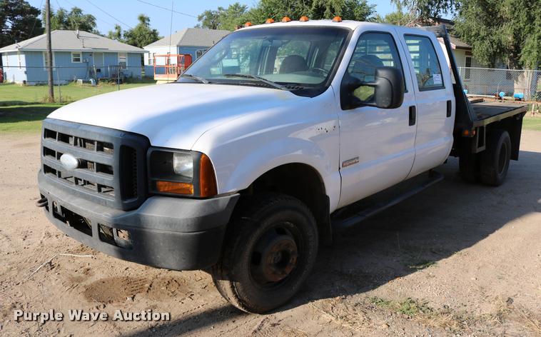 image for item DD0198 2006 Ford F350 Super Duty Crew Cab flatbed pickup truck