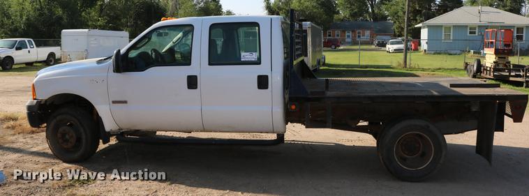 image for item DD0198 2006 Ford F350 Super Duty Crew Cab flatbed pickup truck