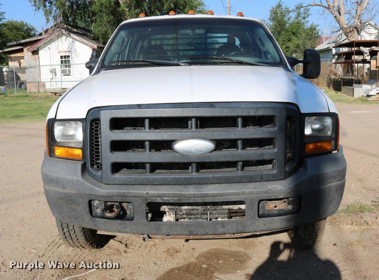 image for item DD0198 2006 Ford F350 Super Duty Crew Cab flatbed pickup truck