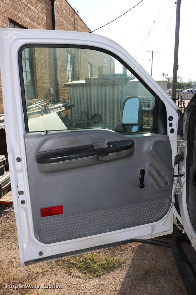 image for item DD0198 2006 Ford F350 Super Duty Crew Cab flatbed pickup truck